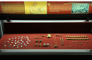 Vetrina del Museo Archeologico Nazionale di Napoli, con gioielli e monete rinvenuti in un cofanetto nella Casa del Menandro a Pompei.