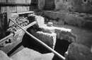 Termopolio di Vetutius Placidus. L’ambiente durante lo scavo della cantinola sottostante. SSBANP/AF, Neg.A 1256