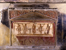 Pompei, Termopolio di L. Vetutius Placidus. Pittura del larario con le divinità protettrici: il Genius, i due Lari, Mercurio e Dioniso. SSBANP/AF, Dia 17857